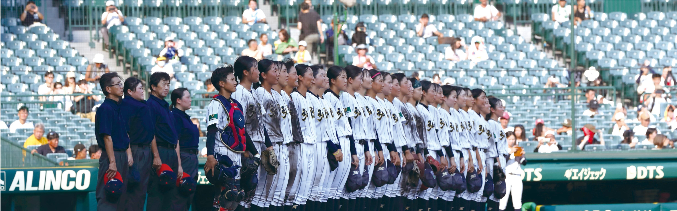 選手たちが整列して歌う